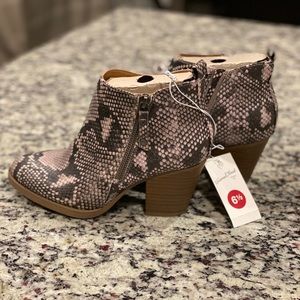 🆕 Faux snake skin ankle booties 🆕